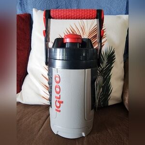 Igloo Gray. Black and Red Portable Insulated Beverage Jug